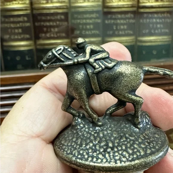 Blanton’s Bourbon Whiskey Cork Bottle Stopper w/ Race Horse & Jockey Letter ‘L’. - Picture 3 of 4